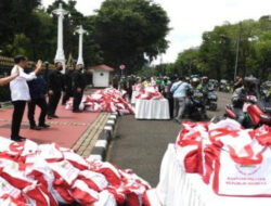 Presiden Jokowi Bagi-bagi Sembako ke Ojol di Depan Istana