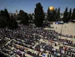 Tak Peduli Larangan Israel, 250 Ribu Warga Palestina Salat Jumat di Masjid Al-Aqsa