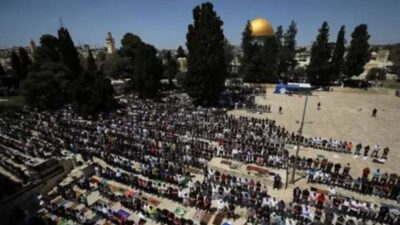 Tak Peduli Larangan Israel, 250 Ribu Warga Palestina Salat Jumat di Masjid Al-Aqsa