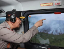Naik Helikopter, Kapolda Riau Tinjau Langsung Lokasi Karhutla