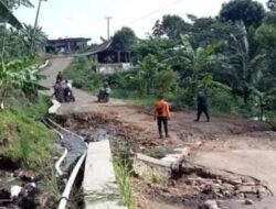 Akses Jalan Rusak Akibat Pergerakan Tanah di Sukamakmur Bogor