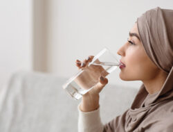 Ini Takaran yang Tepat Minum Air Putih saat Sahur dan Berbuka