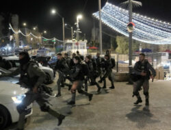 Kejamnya Polisi Israel, Dua Kali Dalam Sehari Masjid Al Aqsa Diserbu