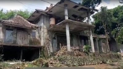 Viral Dokter di Karawang Tinggal di Rumah Sarang Ular dan Penuh Sampah