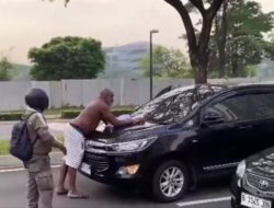 WNA Hadang Mobil Sedang Melaju Sambil Telanjang Dada di BSD, Tangerang