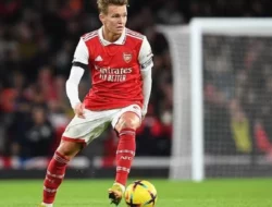Martin Odegaard Pimpin Arsenal Bangkit