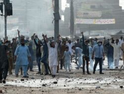 Para Pendukung Pemerintah Pakisatan Lakukan Protes Pada Pembebasan Imran Khan