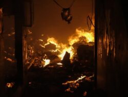 Kebakaran Melanda Pemukiman di Pulogadung