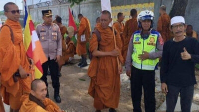 Perjalanan Suci Para Biksu Selalu Disambut Meriah Menuju Candi Borobudur