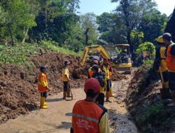 Longsor Tutup Akses Jalan Utama Cianjur-Cianjur Selatan