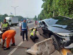 Mobil Listrik Mewah Mercedes Tabrak Pembatas Tol JORR, Sopir Mengaku Setir Tertarik ke Kiri