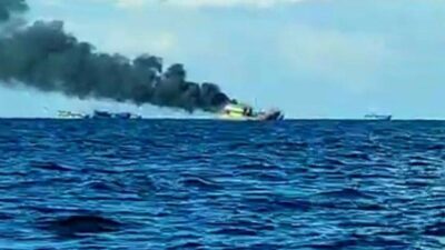 Kapal Cantrang Asal Jawa Tengah Dibakar oleh Nelayan Cumi di Perairan Kalimantan Barat