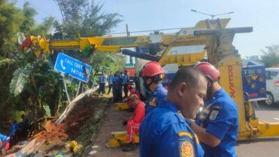 Truk Air Terperosok ke Kali Pinggir Tol JORR Kembangan Akibat Sopir Mengantuk