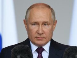 Presiden Rusia Vladimir Putin Sambangi Desa Keluarga, Warga Bersorak Sambut