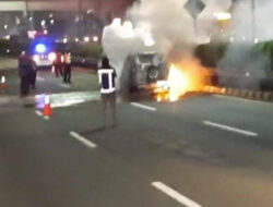 Diduga Korsleting Listrik, Mobil Terbakar di KM 15 Tol Dalam Kota