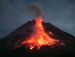Gunung Merapi Kembali Keluarkan Belasan Guguran Lava Pijar Pagi Ini