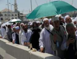 Suhu Capai 45 Derajat Celcius, Jemaah Haji di Arafah Gunakan Payung saat Wukuf