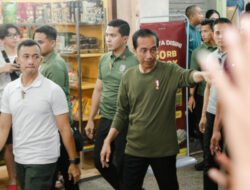 Di Sepanjang Jalan Malioboro Yogyakarta, Jokowi Sapa Masyarakat dan Bagikan Kaos