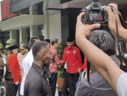 Jokowi Disambut Hangat Ganjar Pranowo saat Hadiri Rakernas PDIP