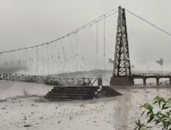 Jembatan Lumajang-Malang Putus Diterjang Banjir Lahar Dingin, Masyarakat Terisolasi