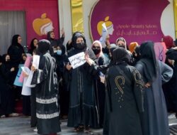 “Protes Massal Puluhan Wanita di Afghanistan Usai Taliban Tutup Salon Kecantikan: Mereka Menuntut Keadilan dan Hak untuk Beraktivitas di Ruang Publik
