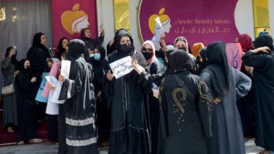 “Protes Massal Puluhan Wanita di Afghanistan Usai Taliban Tutup Salon Kecantikan: Mereka Menuntut Keadilan dan Hak untuk Beraktivitas di Ruang Publik