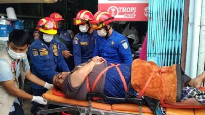 Evakuasi Menegangkan: Pria Obesitas Berbobot 130 Kg Dievakuasi Tim Pemadam Kebakaran Kota Jambi