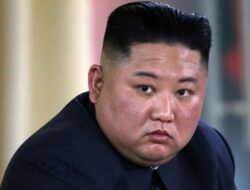 Kim Jong Un Memperlihatkan Solidaritas Militer dengan Cina Saat Mengunjungi Pemakaman Jelang Hari Kemenangan