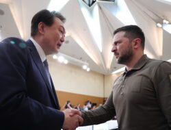 Presiden Korea Selatan Berikan Janji Bantuan US$150 Juta kepada Ukraina saat Bertemu Zelensky di Kyiv