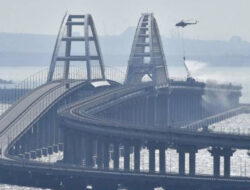 Rudal Ukraina Hantam Jembatan Krimea Milik Rusia