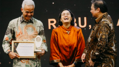 Airlangga Hartarto Awards KUR Distributors; Ganjar and Ridwan Kamil Recognized as the Best