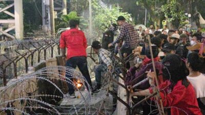 Demo Buruh di Patung Kuda Mencapai Eskalasi: Pagar Beton Dirusak dan Petugas Diserang