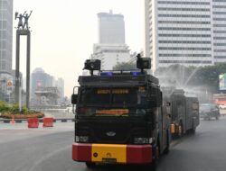 Heru Budi Klarifikasi Penyiraman Jalan sebagai Upaya Kurangi Polusi: Konteks dan Efektivitas Diperdebatkan