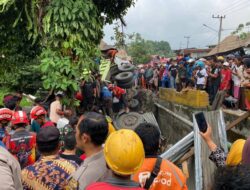 Truk Melaju Kencang Hingga Tabrak Rumah dan Apotek di Padang, Sopir Terjepit dalam Kecelakaan