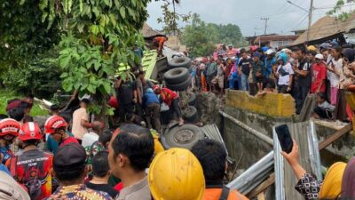 Truk Melaju Kencang Hingga Tabrak Rumah dan Apotek di Padang, Sopir Terjepit dalam Kecelakaan