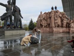 Ukraina Merobohkan Patung Palu Arit Warisan Soviet demi Trisula Baru