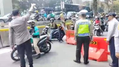 Pengendara Motor Maki Polisi saat Terjebak Buka Tutup Jalan di KTT ASEAN