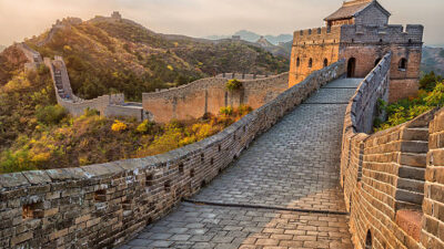 Dua Tersangka Ditangkap karena Merusak Tembok Besar Cina dengan Ekskavator