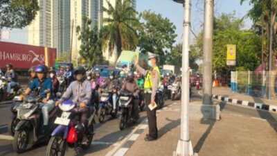 Imbas Jalan Diblokir karena KTT ASEAN, Sampai Penumpang Transjakarta Jalan Kaki