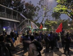 Mahasiswa Lempari Polisi dengan Batu di Aksi Unjuk Rasa Patung Kuda