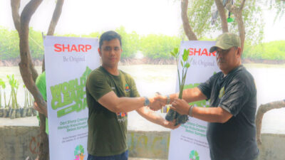Sharp Grenerator Lakukan Aksi Bersih-bersih di Pulau Harapan