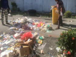 Gaji Belum Dibayar selama 6 Bulan, Cleaning Service Ngamuk dan Buang Sampah Halaman RSUD Piru