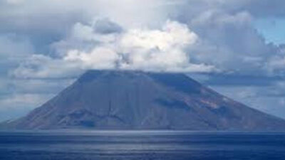 Gunung Dukono di Maluku Utara Erupsi