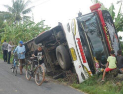 Tabrak Pembatas Jalan, Bus di Jombang Terguling
