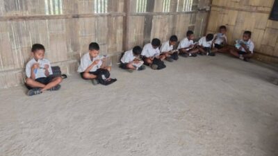 Puluhan Siswa SD di Sikka Belajar di Lantai, Butuh Bantuan