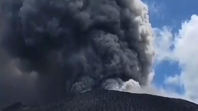 Gunung Dukono di Halmahera Utara Erupsi