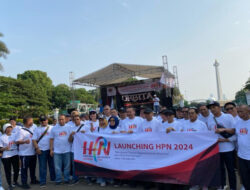 Menteri Koperasi dan UKM Teten Masduki Ikuti Jalan Santai Launching HPN 2024 di Monas