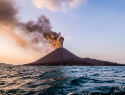 Pagi Ini, Gunung Anak Krakatau dan Marapi Meletus Lagi