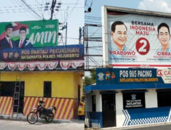 Baliho Paslon 1 dan 2 Mejeng di Atas Pos Polisi di Mojokerto