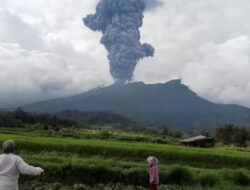 Kota Bukittinggi Dihujani Abu Vulkanik Marapi, Warga Pilih Tak Keluar Rumah